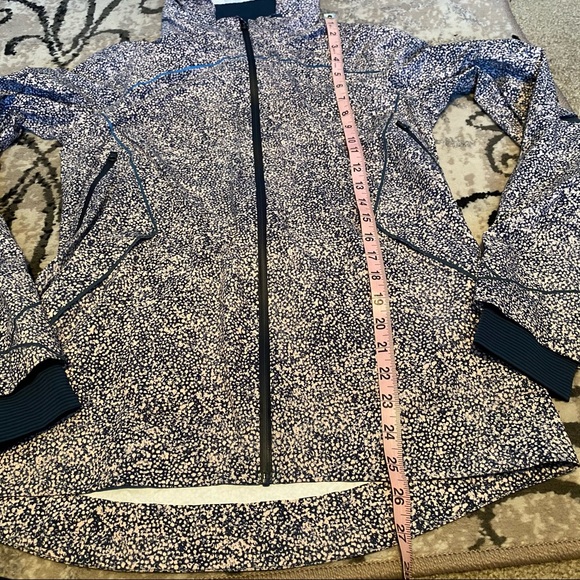 Lululemon Runaway Jacket - size 8 - Picture 6 of 13